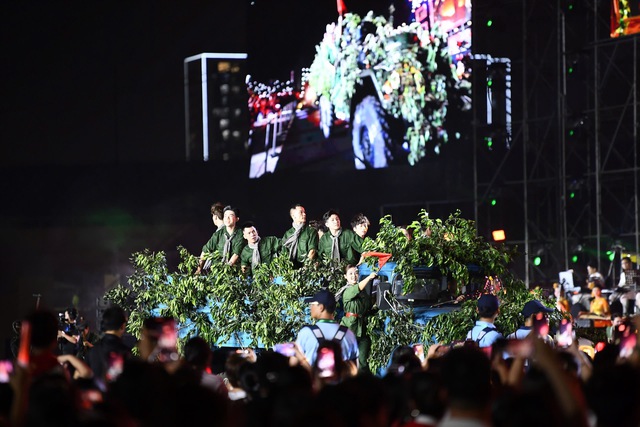 Kh&aacute;n giả bật đ&egrave;n flash, lightstick, tạo th&agrave;nh bầu trời sao  ho&agrave; nhịp c&ugrave;ng nghệ sĩ trong '&Acirc;m vang Tổ quốc' - Ảnh 9.