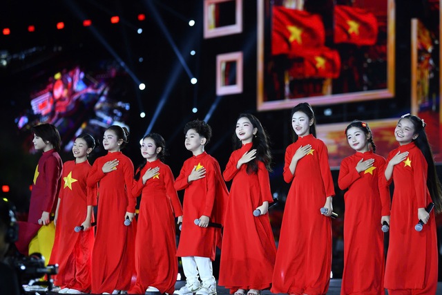 Kh&aacute;n giả bật đ&egrave;n flash, lightstick, tạo th&agrave;nh bầu trời sao  ho&agrave; nhịp c&ugrave;ng nghệ sĩ trong '&Acirc;m vang Tổ quốc' - Ảnh 4.