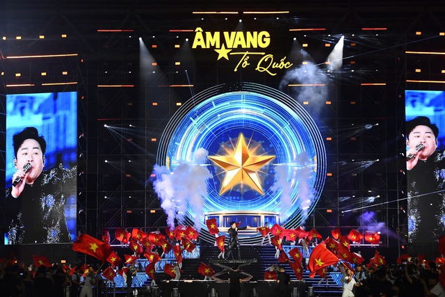Kh&aacute;n giả bật đ&egrave;n flash, lightstick, tạo th&agrave;nh bầu trời sao  ho&agrave; nhịp c&ugrave;ng nghệ sĩ trong '&Acirc;m vang Tổ quốc' - Ảnh 3.