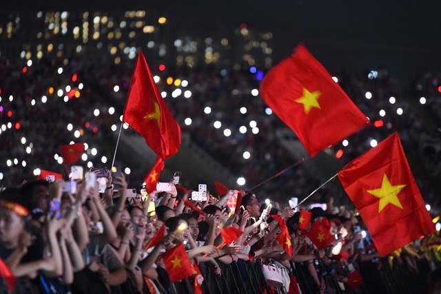 Kh&aacute;n giả bật đ&egrave;n flash, lightstick, tạo th&agrave;nh bầu trời sao  ho&agrave; nhịp c&ugrave;ng nghệ sĩ trong '&Acirc;m vang Tổ quốc' - Ảnh 7.