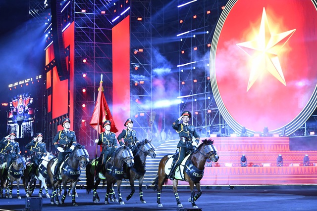M&atilde;n nh&atilde;n m&agrave;n diễu binh của c&aacute;c lực lượng c&ocirc;ng an, qu&acirc;n đội tại concert &Acirc;m vang Tổ quốc  - Ảnh 6.