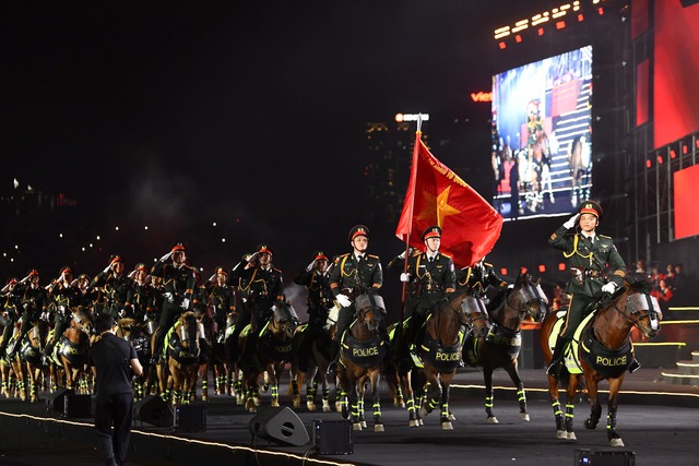 M&atilde;n nh&atilde;n m&agrave;n diễu binh của c&aacute;c lực lượng c&ocirc;ng an, qu&acirc;n đội tại concert &Acirc;m vang Tổ quốc  - Ảnh 5.