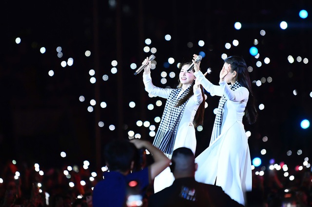 Kh&aacute;n giả bật đ&egrave;n flash, lightstick, tạo th&agrave;nh bầu trời sao  ho&agrave; nhịp c&ugrave;ng nghệ sĩ trong '&Acirc;m vang Tổ quốc' - Ảnh 5.