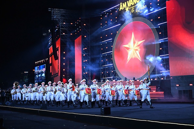 M&atilde;n nh&atilde;n m&agrave;n diễu binh của c&aacute;c lực lượng c&ocirc;ng an, qu&acirc;n đội tại concert &Acirc;m vang Tổ quốc  - Ảnh 1.