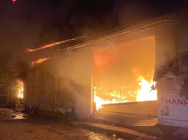 Hỏa hoạn rạng s&aacute;ng thi&ecirc;u rụi 2 ki-ốt ở H&agrave; Tĩnh - Ảnh 1.
