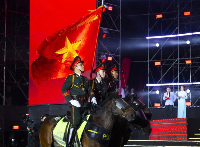 M&atilde;n nh&atilde;n m&agrave;n diễu binh của c&aacute;c lực lượng c&ocirc;ng an, qu&acirc;n đội tại concert &Acirc;m vang Tổ quốc  - Ảnh 7.