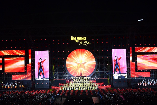 Kh&aacute;n giả bật đ&egrave;n flash, lightstick, tạo th&agrave;nh bầu trời sao  ho&agrave; nhịp c&ugrave;ng nghệ sĩ trong '&Acirc;m vang Tổ quốc' - Ảnh 2.