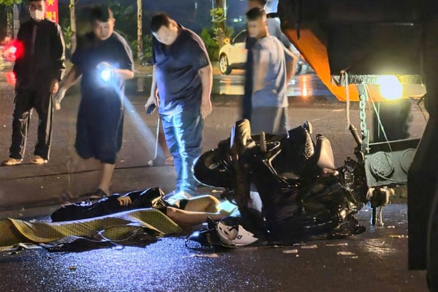 H&agrave; Nội: Xe m&aacute;y va chạm xe tải trong đ&ecirc;m mưa, đ&ocirc;i nam nữ tử vong tại chỗ - Ảnh 2.