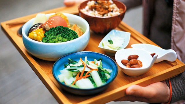 Thay đổi nhỏ trong bữa cơm gi&uacute;p gan v&agrave; dạ d&agrave;y dễ thở hơn sau tuổi 40 - Ảnh 1.