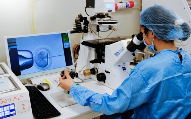 V&ocirc; sinh thứ ph&aacute;t 14 năm, cặp vợ chồng may mắn đ&oacute;n con sau thời gian chiến đấu nhiều bệnh l&yacute; phức tạp - Ảnh 1.