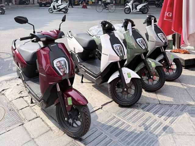 Giá xe máy điện Honda giảm mạnh, thấp hiếm thấy dù mới ra mắt, rẻ chỉ như Wave Alpha khiến người dùng xôn xao - Ảnh 2. Giá xe máy điện Honda giảm mạnh, thấp hiếm thấy dù mới ra mắt, rẻ chỉ như Wave Alpha khiến người dùng xôn xao - Ảnh 2.