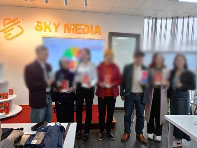Bắt giữ ổ nh&oacute;m lừa đảo tại C&ocirc;ng ty Sky Media ở H&agrave; Nội năm 2026 - Ảnh 1.