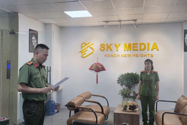 Bắt giữ ổ nh&oacute;m lừa đảo tại C&ocirc;ng ty Sky Media ở H&agrave; Nội năm 2026 - Ảnh 2.
