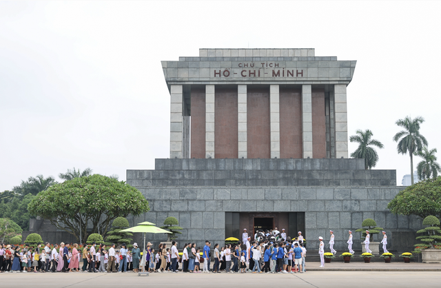 H&agrave; Nội bảo đảm an ninh trật tự phục vụ du kh&aacute;ch v&agrave;o Lăng viếng Chủ tịch Hồ Ch&iacute; Minh - Ảnh 2.