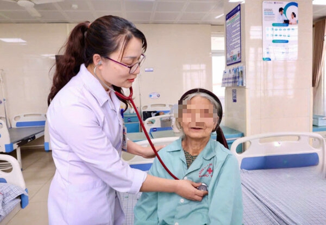 Cụ bà 96 tuổi ở Phú Thọ kiên cường chiến đấu với ung thư: Không phải 'án tử' nếu điều trị đúng cách - Ảnh 1. Cụ bà 96 tuổi ở Phú Thọ kiên cường chiến đấu với ung thư: Không phải 'án tử' nếu điều trị đúng cách - Ảnh 1.