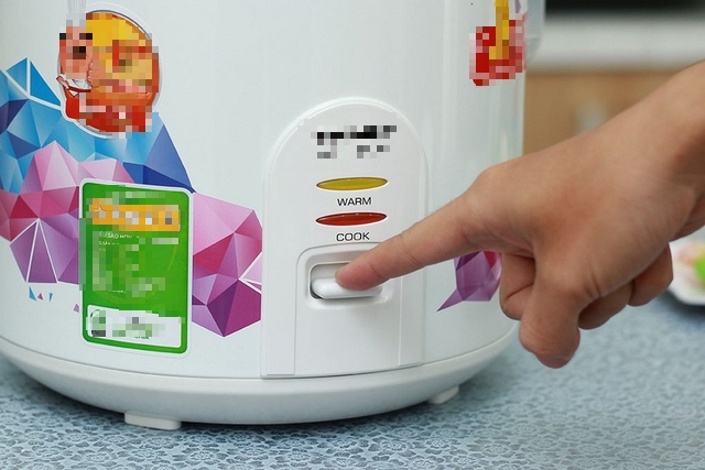 Cảnh báo thói quen giữ ấm cơm trong nồi cơm điện có thể gây ngộ độc thực phẩm - Ảnh 2. Cảnh báo thói quen giữ ấm cơm trong nồi cơm điện có thể gây ngộ độc thực phẩm - Ảnh 2.