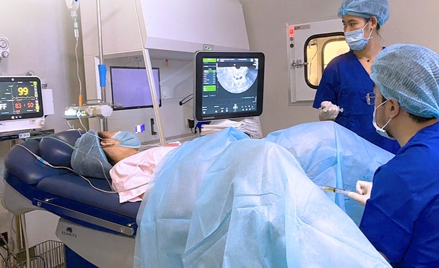 Người phụ nữ 40 tuổi sinh con khỏe mạnh sau 9 năm cắt tuyến gi&aacute;p chữa ung thư - Ảnh 1.