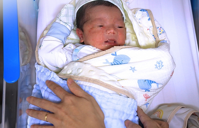 Người phụ nữ 40 tuổi sinh con khỏe mạnh sau 9 năm cắt tuyến gi&aacute;p chữa ung thư - Ảnh 2.