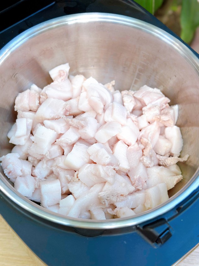 Từ khi ph&aacute;t hiện c&aacute;ch l&agrave;m mỡ lợn từ nồi cơm điện, đời t&ocirc;i 'sang trang' - Ảnh 2.