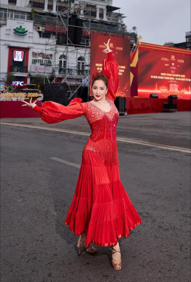 44 tuổi và trải qua 3 lần sinh nở nhưng Khánh Thi vẫn khoe vóc dáng nóng bỏng nhờ siết cân đúng cách - Ảnh 2. 44 tuổi và trải qua 3 lần sinh nở nhưng Khánh Thi vẫn khoe vóc dáng nóng bỏng nhờ siết cân đúng cách - Ảnh 2.