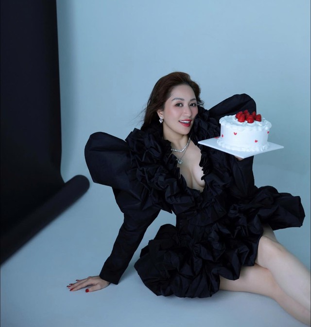 44 tuổi và trải qua 3 lần sinh nở nhưng Khánh Thi vẫn khoe vóc dáng nóng bỏng nhờ siết cân đúng cách - Ảnh 3. 44 tuổi và trải qua 3 lần sinh nở nhưng Khánh Thi vẫn khoe vóc dáng nóng bỏng nhờ siết cân đúng cách - Ảnh 3.