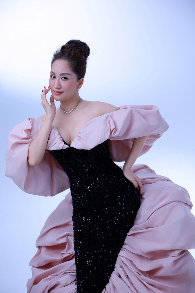 44 tuổi và trải qua 3 lần sinh nở nhưng Khánh Thi vẫn khoe vóc dáng nóng bỏng nhờ siết cân đúng cách - Ảnh 4. 44 tuổi và trải qua 3 lần sinh nở nhưng Khánh Thi vẫn khoe vóc dáng nóng bỏng nhờ siết cân đúng cách - Ảnh 4.