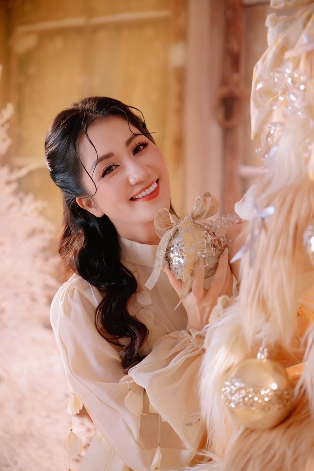 44 tuổi và trải qua 3 lần sinh nở nhưng Khánh Thi vẫn khoe vóc dáng nóng bỏng nhờ siết cân đúng cách - Ảnh 7. 44 tuổi và trải qua 3 lần sinh nở nhưng Khánh Thi vẫn khoe vóc dáng nóng bỏng nhờ siết cân đúng cách - Ảnh 7.