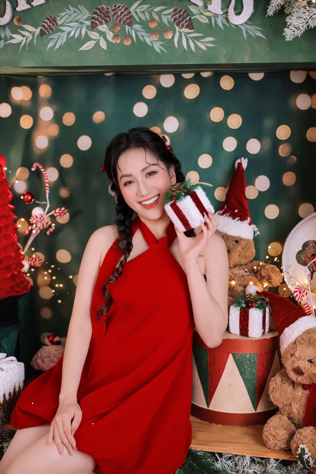 44 tuổi và trải qua 3 lần sinh nở nhưng Khánh Thi vẫn khoe vóc dáng nóng bỏng nhờ siết cân đúng cách - Ảnh 8. 44 tuổi và trải qua 3 lần sinh nở nhưng Khánh Thi vẫn khoe vóc dáng nóng bỏng nhờ siết cân đúng cách - Ảnh 8.