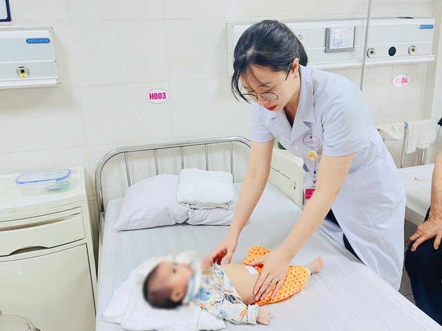 Bé gái 2 tháng tuổi nhập viện vì u nang buồng trứng hơn 10 cm, chiếm gần nửa ổ bụng - Ảnh 1. Bé gái 2 tháng tuổi nhập viện vì u nang buồng trứng hơn 10 cm, chiếm gần nửa ổ bụng - Ảnh 1.