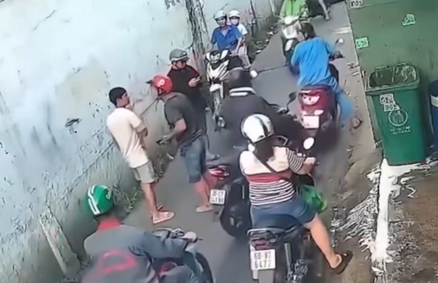 TP.HCM: Bắt khẩn cấp gã thanh niên đánh người dã man sau va chạm giao thông - Ảnh 2. TP.HCM: Bắt khẩn cấp gã thanh niên đánh người dã man sau va chạm giao thông - Ảnh 2.