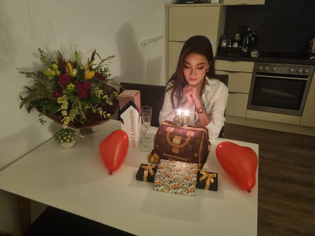 Người mẫu cùng thời Thanh Hằng, Xuân Lan vừa công khai kết hôn lần 3 với chồng Tây hơn 17 tuổi là ai? - Ảnh 7. Người mẫu cùng thời Thanh Hằng, Xuân Lan vừa công khai kết hôn lần 3 với chồng Tây hơn 17 tuổi là ai? - Ảnh 7.