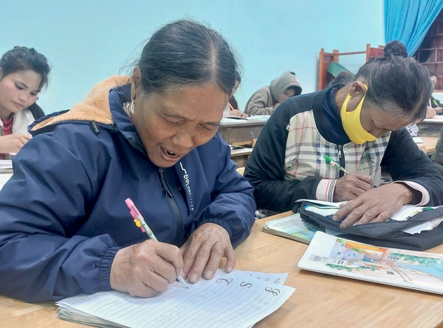 Nhiều bậc cao niên đồng bào Tà Ôi đêm đêm đến lớp học i tờ - Ảnh 2. Nhiều bậc cao niên đồng bào Tà Ôi đêm đêm đến lớp học i tờ - Ảnh 2.