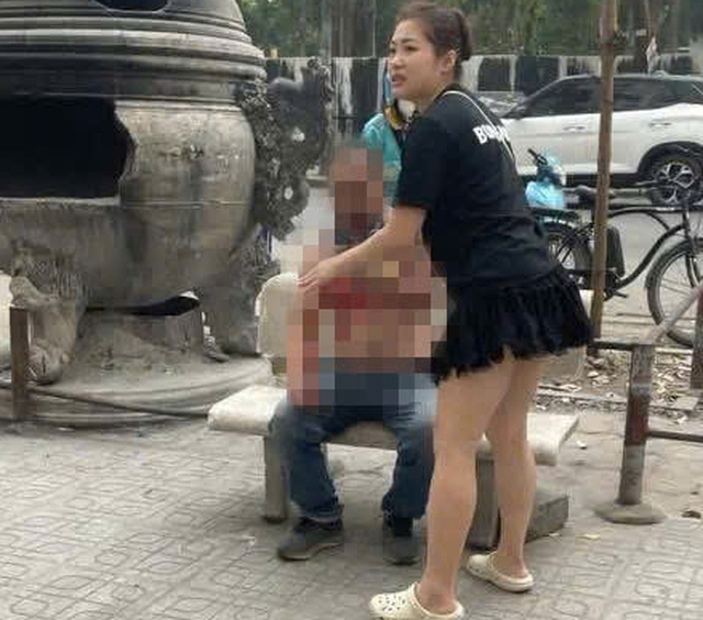 H&agrave; Nội: T&agrave;i xế &ocirc; t&ocirc; bị h&agrave;nh kh&aacute;ch d&ugrave;ng dao tấn c&ocirc;ng sau m&acirc;u thuẫn - Ảnh 1.