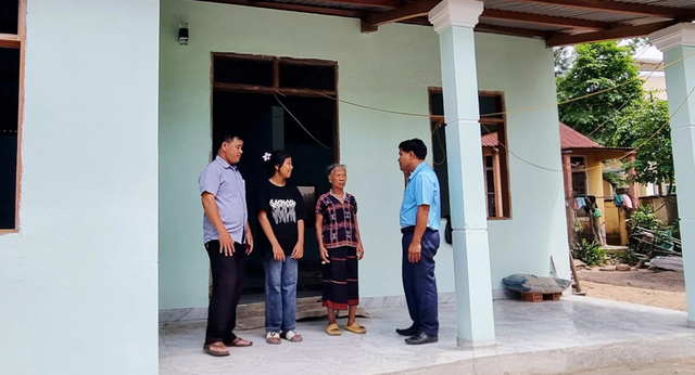 Nhiều bậc cao niên đồng bào Tà Ôi đêm đêm đến lớp học i tờ - Ảnh 1. Nhiều bậc cao niên đồng bào Tà Ôi đêm đêm đến lớp học i tờ - Ảnh 1.