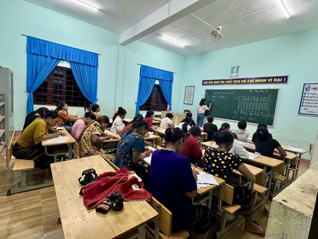 Nhiều bậc cao niên đồng bào Tà Ôi đêm đêm đến lớp học i tờ - Ảnh 3. Nhiều bậc cao niên đồng bào Tà Ôi đêm đêm đến lớp học i tờ - Ảnh 3.