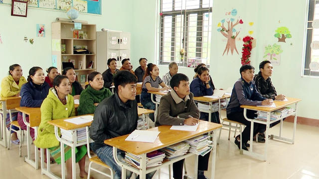 Nhiều bậc cao niên đồng bào Tà Ôi đêm đêm đến lớp học i tờ - Ảnh 4. Nhiều bậc cao niên đồng bào Tà Ôi đêm đêm đến lớp học i tờ - Ảnh 4.