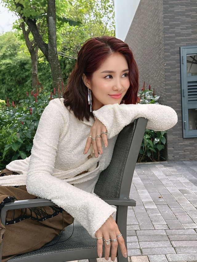 Chụp ảnh cùng bạn diễn kém tuổi, Lê Phương vẫn trẻ đẹp ở tuổi 41 - Ảnh 4. Chụp ảnh cùng bạn diễn kém tuổi, Lê Phương vẫn trẻ đẹp ở tuổi 41 - Ảnh 4.