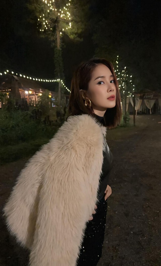 Chụp ảnh cùng bạn diễn kém tuổi, Lê Phương vẫn trẻ đẹp ở tuổi 41 - Ảnh 6. Chụp ảnh cùng bạn diễn kém tuổi, Lê Phương vẫn trẻ đẹp ở tuổi 41 - Ảnh 6.