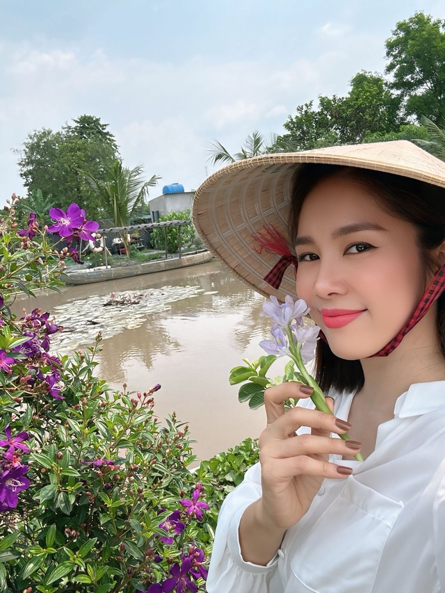 Chụp ảnh cùng bạn diễn kém tuổi, Lê Phương vẫn trẻ đẹp ở tuổi 41 - Ảnh 8. Chụp ảnh cùng bạn diễn kém tuổi, Lê Phương vẫn trẻ đẹp ở tuổi 41 - Ảnh 8.