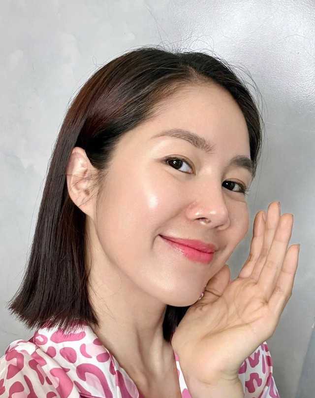 Chụp ảnh cùng bạn diễn kém tuổi, Lê Phương vẫn trẻ đẹp ở tuổi 41 - Ảnh 9. Chụp ảnh cùng bạn diễn kém tuổi, Lê Phương vẫn trẻ đẹp ở tuổi 41 - Ảnh 9.