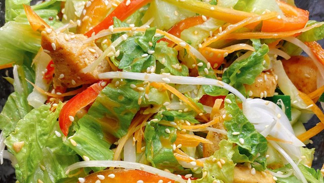 C&aacute;ch l&agrave;m salad ức g&agrave; đơn giản, thơm ngon, kh&ocirc;ng ng&aacute;n tại nh&agrave; cho ng&agrave;y nắng n&oacute;ng - Ảnh 3.