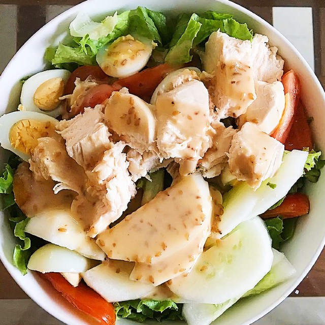 C&aacute;ch l&agrave;m salad ức g&agrave; đơn giản, thơm ngon, kh&ocirc;ng ng&aacute;n tại nh&agrave; cho ng&agrave;y nắng n&oacute;ng - Ảnh 1.