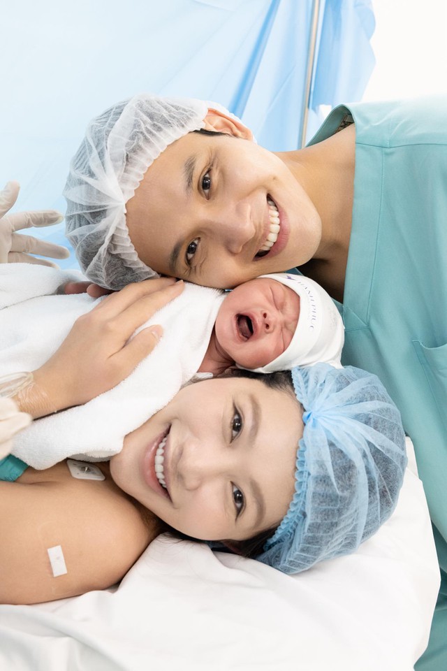 &Aacute; hậu Chế Nguyễn Quỳnh Ch&acirc;u ch&agrave;o đ&oacute;n con trai đầu l&ograve;ng c&ugrave;ng chồng doanh nh&acirc;n - Ảnh 1.