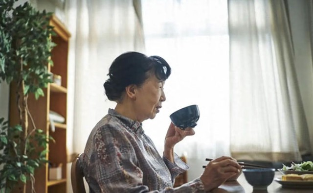 10 năm l&agrave;m gi&uacute;p việc cho b&agrave; cụ gi&agrave;u c&oacute;, t&ocirc;i nhận được m&oacute;n qu&agrave; ấm l&ograve;ng sau ng&agrave;y b&agrave; ra đi - Ảnh 1.