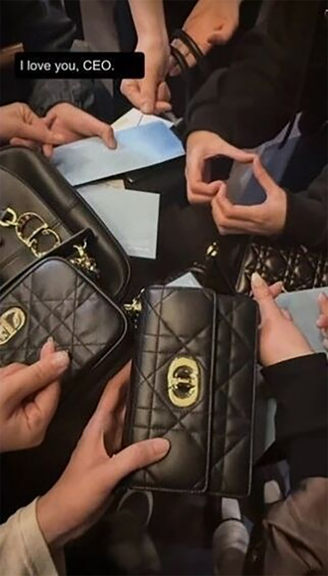 Ca sĩ Jisoo tặng t&uacute;i h&agrave;ng hiệu cho nh&acirc;n vi&ecirc;n Giữa tranh c&atilde;i ng&agrave;nh giải tr&iacute; H&agrave;n Quốc - Ảnh 1.