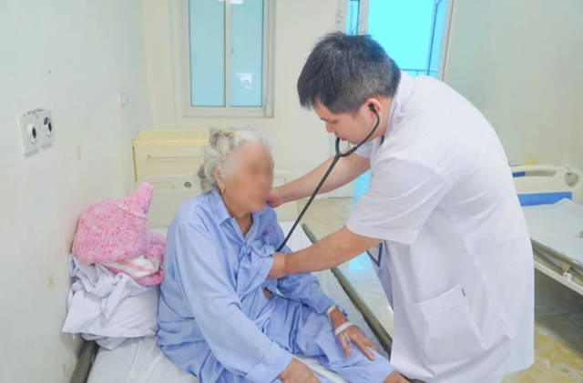 Tin s&aacute;ng 9/4: Những đối tượng n&agrave;o được tăng trợ cấp x&atilde; hội từ 1/7? Đ&igrave;nh chỉ hiệu trưởng trường mầm non cho trẻ ăn thịt lợn nhiễm dịch tả - Ảnh 4.