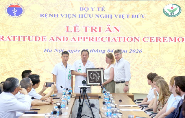 Tri ân gia đình thiếu nữ Anh hiến tạng, trao cơ hội sống cho 3 người Việt - Ảnh 1. Tri ân gia đình thiếu nữ Anh hiến tạng, trao cơ hội sống cho 3 người Việt - Ảnh 1.