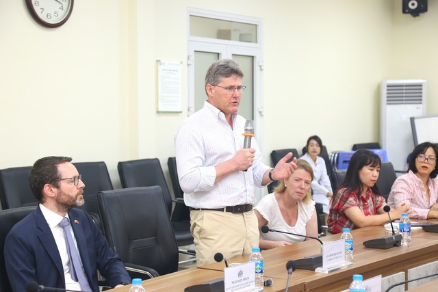 Tri ân gia đình thiếu nữ Anh hiến tạng, trao cơ hội sống cho 3 người Việt - Ảnh 2. Tri ân gia đình thiếu nữ Anh hiến tạng, trao cơ hội sống cho 3 người Việt - Ảnh 2.