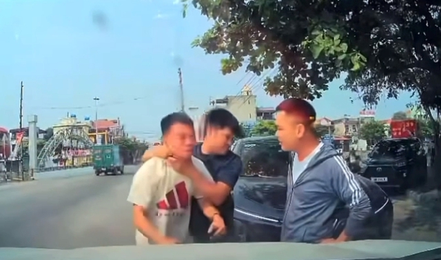 T&agrave;i xế &ocirc; t&ocirc; b&oacute;p cổ , đ&aacute;nh người g&acirc;y x&ocirc;n xao mạng x&atilde; hội tại thanh h&oacute;a - Ảnh 1.