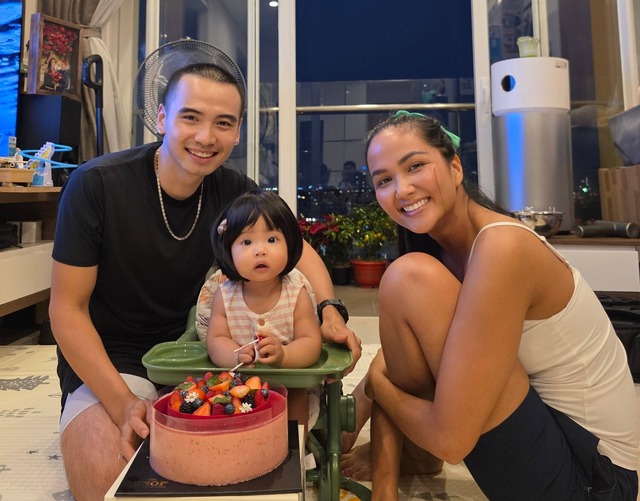 Vợ chồng H'Hen Niê gây chú ý trong ngày đặc biệt - Ảnh 4. Vợ chồng H'Hen Niê gây chú ý trong ngày đặc biệt - Ảnh 4.